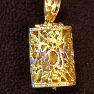 Mom pendant